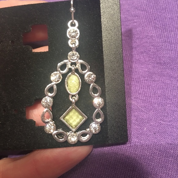 🆕Silver w green stones Oval dangle earrings NWT - Picture 4 of 8